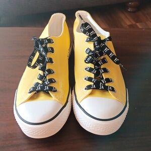 Women's Classic Canvas sneakers (New)